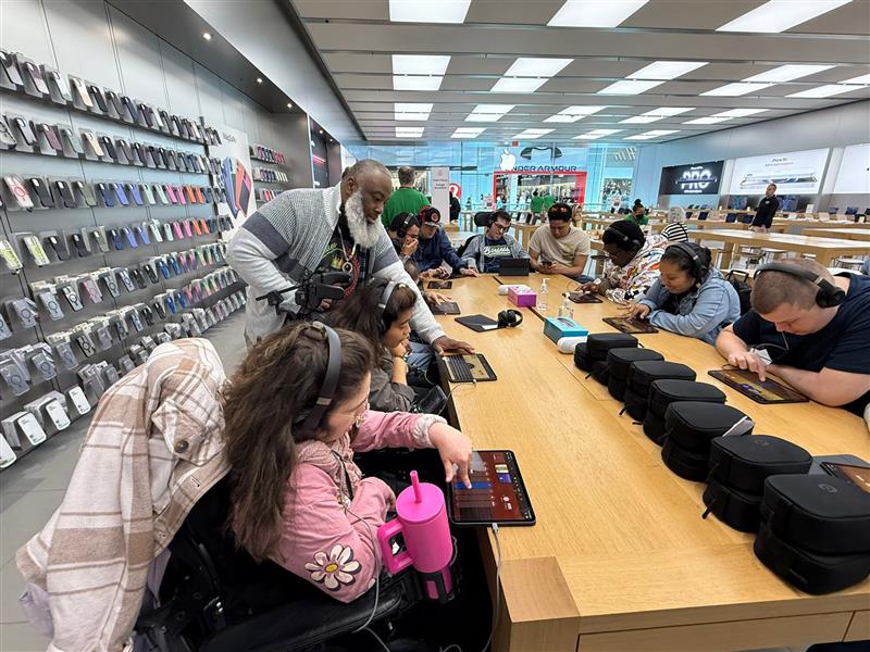 Clients visit the apple store